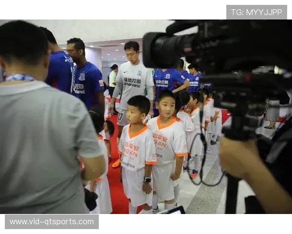 儿童球童牵手球员入场，赛前仪式温暖人心