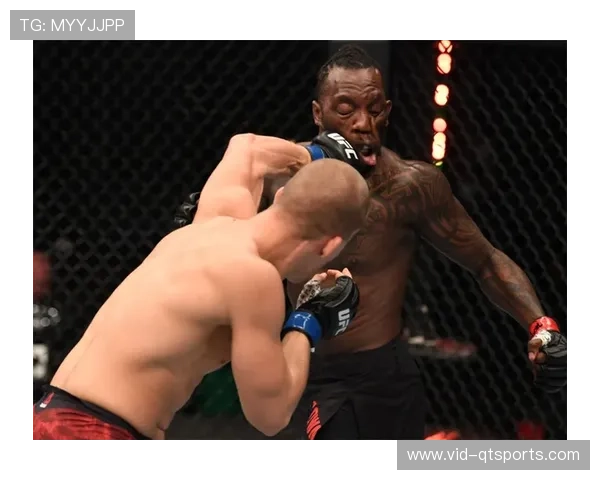 UFC赛场现尴尬一幕：重量级选手巴内特激战中短裤滑落